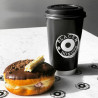 Individuell bedruckter doppelwandiger 450 ml Pappbecher mit schwarzem Deckel und 'Black Box Donuts' Logo